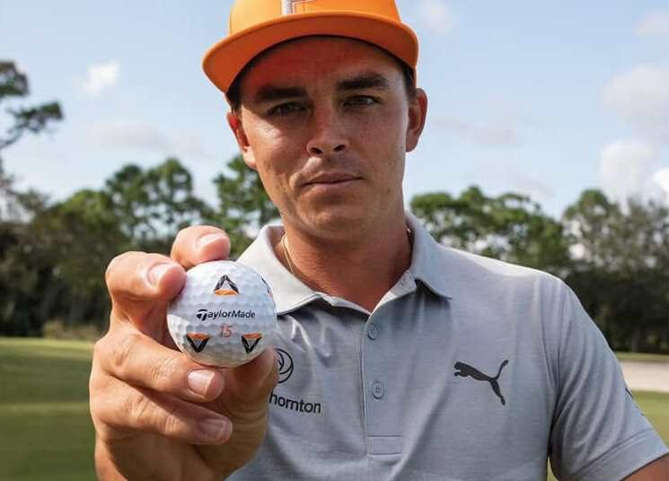 Rickie Fowler s míčkem TaylorMade